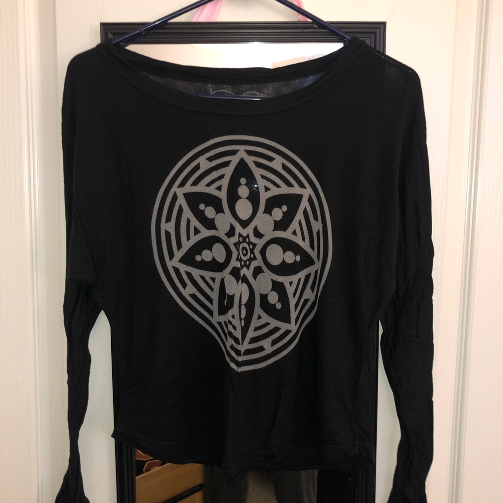 Lightweight Circle Floral Design Long Sleeve